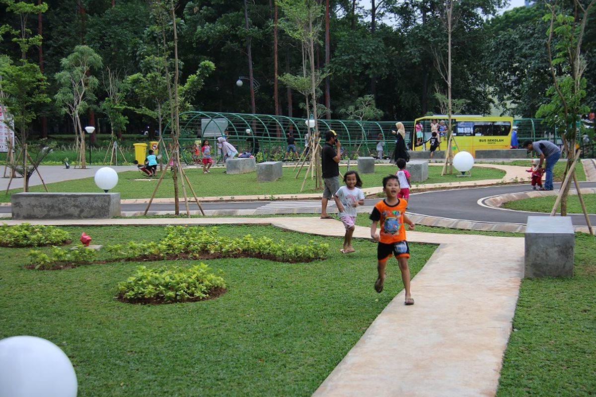Anak-anak bermain di taman kota di wilayah Jakarta.
