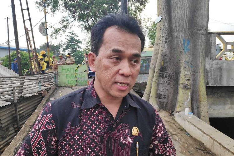 Anggota DPRD DKI Jakarta Komisi D Syahroni kepada awak media di Kampung Pedaengan, Kelurahan Penggilingan, Cakung, Jakarta Timur, Selasa (7/1/2020).