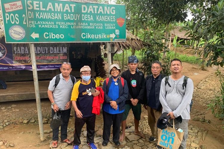 Perjalanan pensiunan karyawan Kompas pada 16 Agustus 2022 menuju Kampung Cikeusik, Lebak, banten, tempat warga Baduy Dalam bermukim sejak beberapa abad silam.