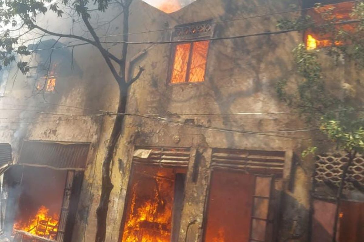 Warung mi ayam dan warkop yang habis terbakar di Jalan Kramat II RT 02 RW 09, Kwitang, Senen, Jakarta Pusat, Senin (5/6/2023). Kerugian akibat musibah tersebut ditaksir mencapai Rp 380 juta.