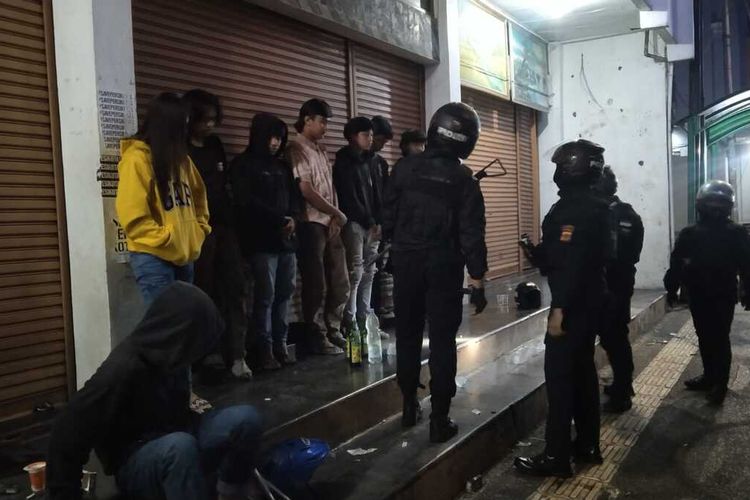Tim Maung Galunggung Polresta Tasikmalaya mendapati kelompok muda-mudi mabuk-mabukan pesta miras di pinggir jalan saat operasi berantas geng motor di Kota Tasikmalaya, Sabtu (5/3/2022) dini hari.