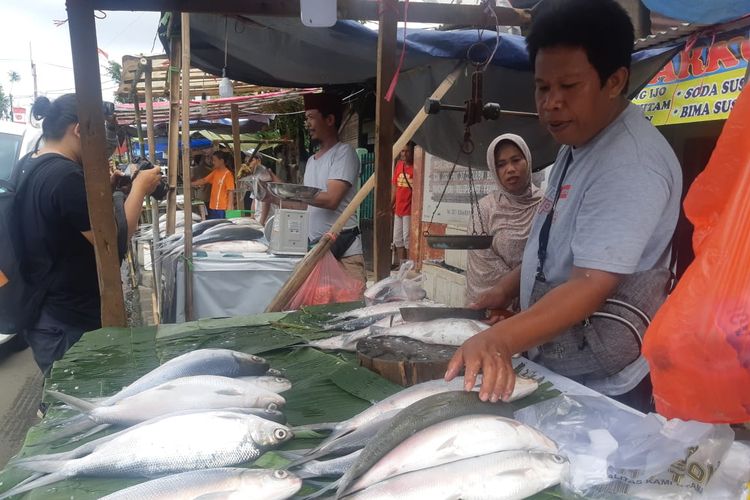 Pedagang ikan bandeng di kawasan Rawa Belong, Jakarta Barat, Rabu (22/1/2020)