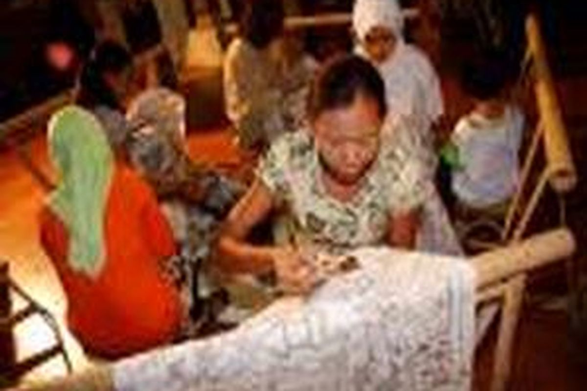 Seorang peserta pelatihan batik menunjukkan kepiawaian membatik saat acara Peluncuran Pusat Pelatihan Batik Keraton Kanoman Cirebon di Keraton Kanoman Cirebon, Jumat (17/10) malam. Pusat pelatihan batik yang diprakarsai oleh BRI dan Yayasan Nurani Budaya Indonesia ini dimaksudkan untuk melestarikan tradisi batik Keraton Cirebon tersebut di ikuti oleh 20 orang peserta.