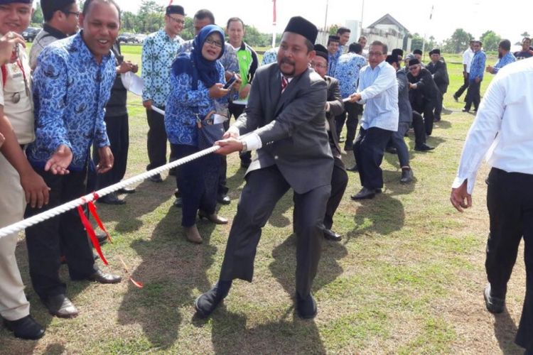 Rektor Universitas Malikussaleh (Unimal) Aceh Utara, Apridar bersama profesor lain di kampus itu menarik tali tambang dalam rangka HUT RI ke 72, Kamis (17/8/2017)