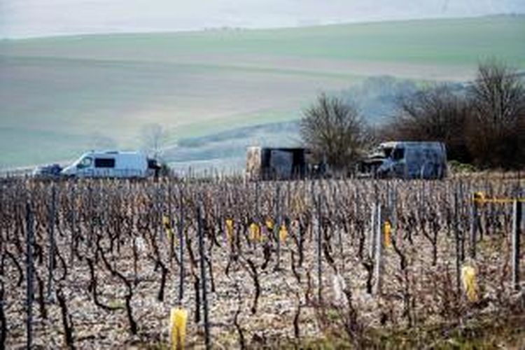 Dua buah mobil lapis baja terlihat hangus di dekat perkebunan anggur di dekat kota Auxerre, Perancis. Kedua mobil baja itu mengangkut perhiasan bernilai Rp 125 miliar yang menjadi korban perampokan di jalan tol.