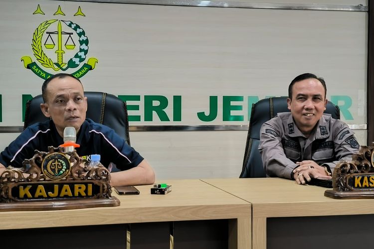 Kepala Kejaksaan Negeri (Kejari) Jember Ichwan Effendi dan Kepala Seksi Intelejen Kejari Jember Agung Wibowo dalam konferensi pers pada 18 Juli 2025.
