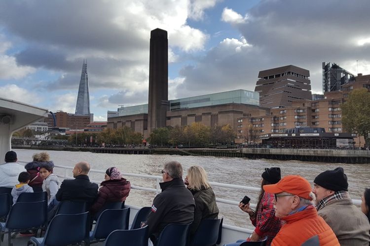 Cruise tour menyusuri Sungai Thames dari Westminster Pier menuju Greenwich.