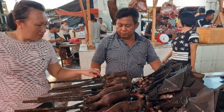 Joly Adrian saat melayani pembeli daging kelelawar di Pasar Pinasungkulan Karombasan, Kota Manado, Selasa (28/1/2020) pukul 08.23 WITA