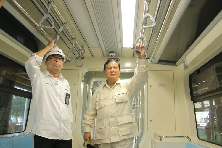 LIHAT LRT--Menteri Pertahanan, Prabowo Subianto didampingi Direktur PT INKA, Budi Noviantoro melihat produk LRT buatan PT INKA di Kota Madiun, Jawa Timur, Jumat (8/7/2022) sore. 