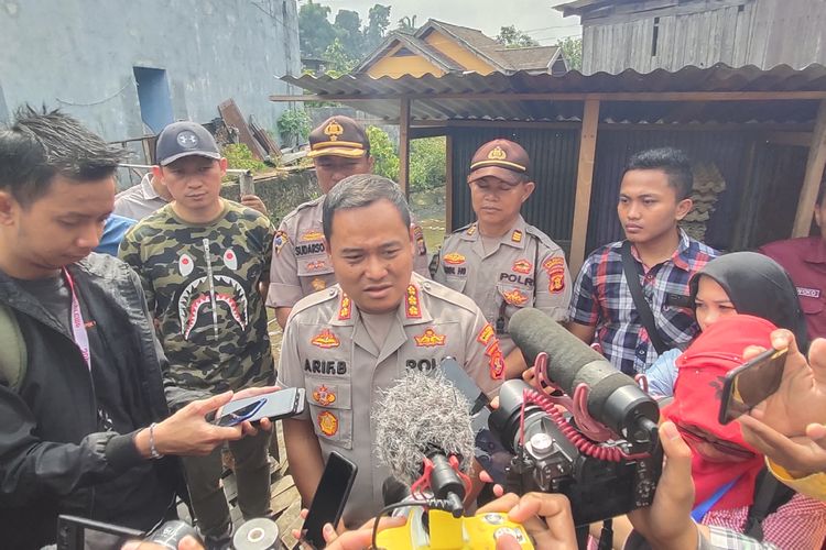 Kapolresta Samarinda Arif Budiman saat diwawancarai awak media di lokasi penemuan jasad Jalan Antasari II, Teluk Lerong Ilir, Samarinda, Kaltim, Selasa (10/12/2019). 