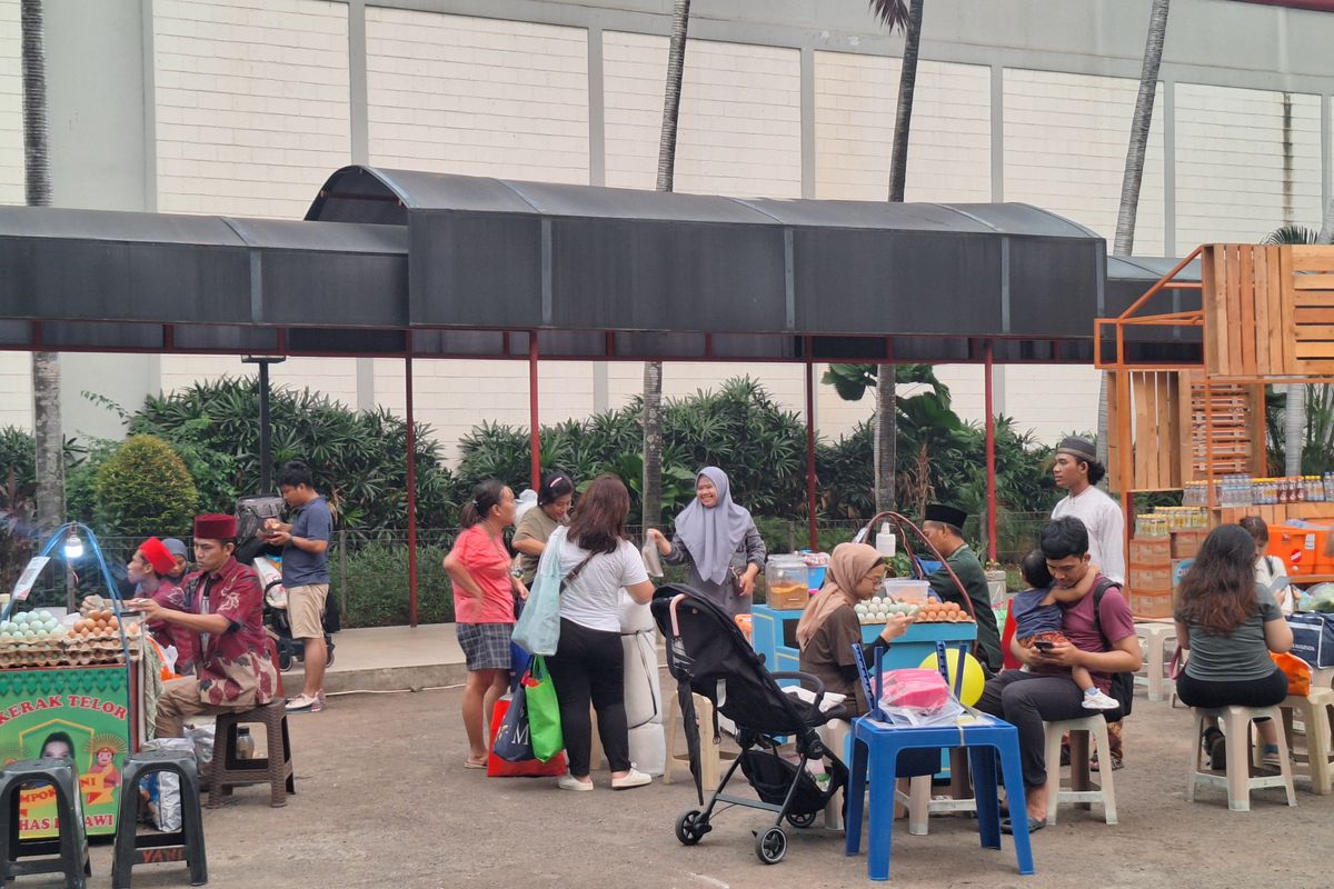 Situasi penjualan kerak telor di area Jakarta Fair, Sabtu (15/6/2024)