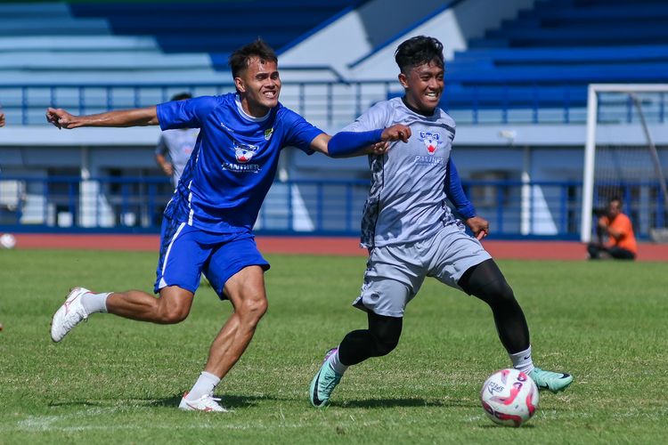 Persib Bandung menggelar game internal di masa pramusim menghadapi Liga 1 2024-2025 pada Jumat (12/7/2024) di Stadion Sport Jabar, Arcamanik, Bandung. 