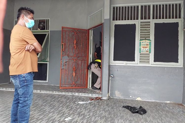 Kanit Reskrim Polsek Kalideres AKP Subartoyo memasuki tempat penemuan empat mayat yang membusuk di dalam rumah di perumahan Citra Garden, Kalideres, Jakarta Barat pada Jumat (11/11/2022)..