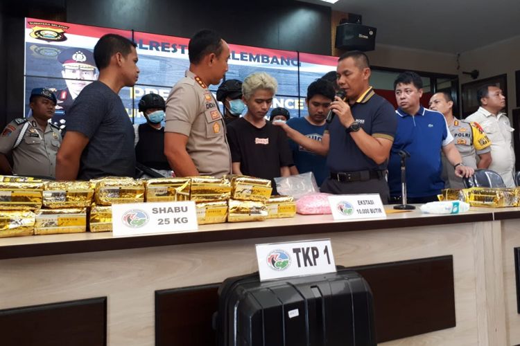 Dua pemuda asal Banjarmasin yang tertangkap menyelundupkan narkoba jenis sabu sebanyak 40kilogram serta 40 ribu butir ekstasi dari Palembang menuju ke Jakarta.