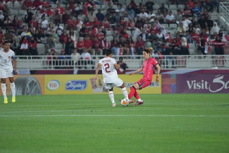 Aksi Rio Fahmi dalam duel perempat final Piala Asia U23 2024 antara timnas U23 Indonesia vs Korea Selatan di Stadion Abdullah bin Khalifa, Doha, Qatar, Kamis (25/4/2024). 