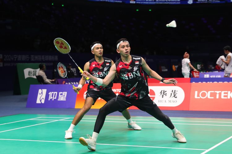 Ganda putra Indonesia, Fajar Alfian/Muhammad Rian Ardianto, saat bertanding pada babak 32 besar Badminton Asia Championships 2024 di Ningbo Olympic Sports Center, China, Rabu (10/4/2024). 