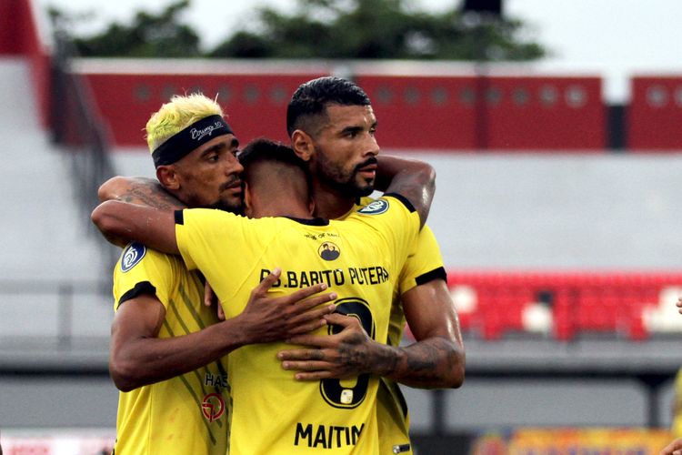 Raphael Maitimo memeluk Bruno Matos dan Renan Alves seusai Barito Putera menjebol gawang Persipura Jayapura pada pekan 25 Liga 1 2021-2022 yang berakhir dengan skor 3-0 di Stadion Kapten I Wayan Dipta Gianyar, Senin (14/2/2022) sore.