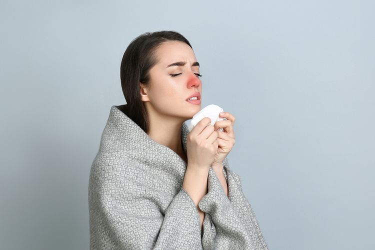 Sinusitis kronis bisa menjadi salah satu penyebab polip hidung.