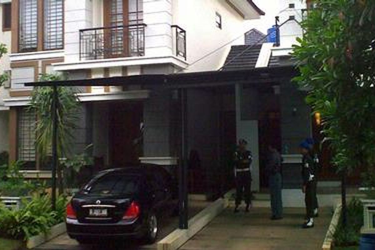 Rumah Herman S Soediro di Blok G V Nomor 18 Komplek Virginia, Taman Telaga Golf, Bumi Serpong Damai, Tangerang, dijaga sejumlah aparat dari Polisi Militer, Senin 18/1/2010. 