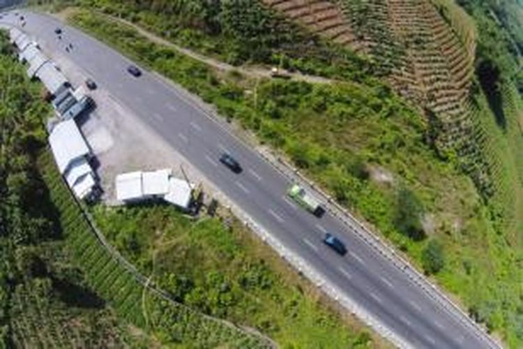 Pemandangan di Nagrek, Bandung, Jawa Barat, Rabu (25/6/2014). Jalan di sini digunakan sebagai jalur selatan untuk mudik atau balik Lebaran dari Jawa Barat menuju kota-kota di Jawa Tengah.