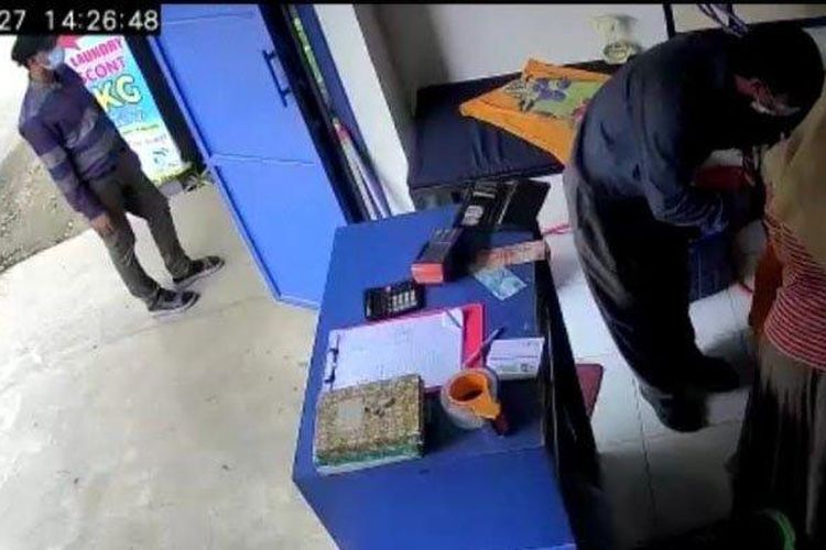 Rekaman kamera CCTV di toko milik agen BRILink di Desa Beji, Kecamatan Jenu, Kabupaten Tuban. 