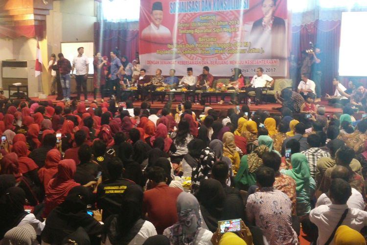 Forum sosialisasi dan konsolidasi Revisi UU ASN di Gedung Juang 45 Surabaya, Minggu (14/5/2017)