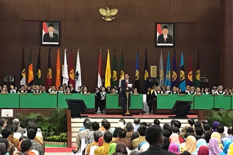 Presiden Joko Widodo saat berpidato di acara Dies Natalis ke-68 Universitas Indonesia, Depok, Jawa Barat, Jumat (2/2/2018).