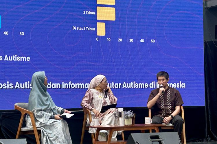 (Kiri ke kanan) Founder Peduli ASD, Dr. Isti Anindya, S.Si., M.Sc, Ketua Komisi Nasional Disabilitas (KND) RI Dr. Dante Rigmalia, M.Pd, dan Ketua IDAI Jakarta Timur, dr. Arifianto, Sp.A(K) dalam acara Festival Peduli Autisme 2026, di Depok, Jawa Barat, Sabtu (4/4/2026).