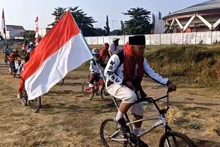 Bukan di Lapangan, Komunitas BMX Pasuruan Gelar Upacara HUT RI di Tengah Sirkuit