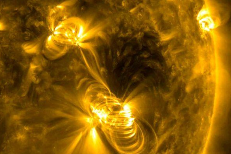 Semburan matahari berukuran sedang (M2) dan pengusiran massa koronal (CME) meletus dari wilayah aktif Matahari yang sama pada tanggal 14 Juli 2017.