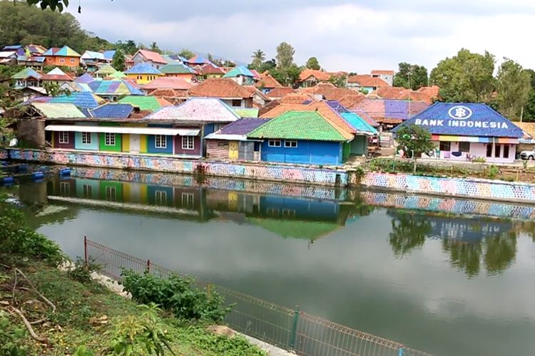 Pemandangan Situ Sanghiang Kendit dan Kampung Katumbiri di Desa Cibeureum Kecamatan Cilimus Kabupaten Kuningan Jawa Barat, Selasa (10/12/2019). Keduanya merupakan bagian dari objek wisata Desa Wisata Kopi Cibeureum yang baru diresmikan oleh Pemerintah Daerah Kabupaten Kuningan dan Kantor Perwakilan Bank Indonesia Cirebon.