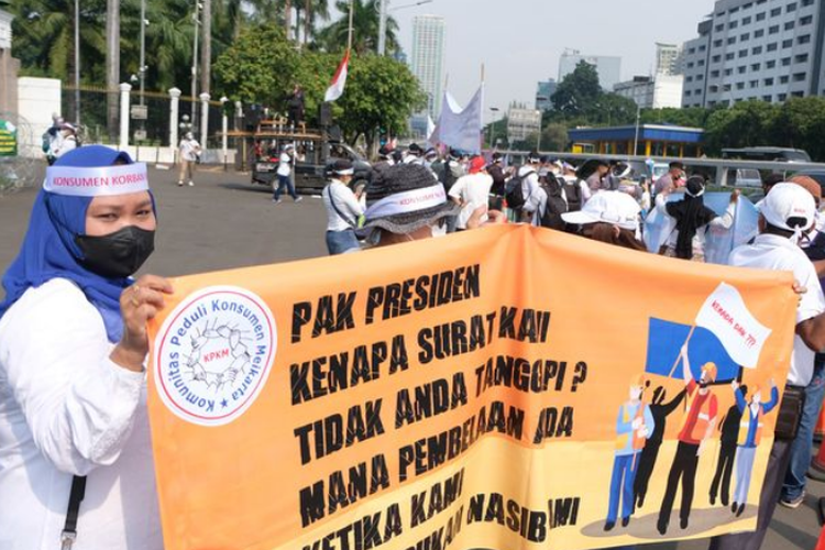 Sejumlah massa aksi yang tergabung dalam Perkumpulan Komunitas Peduli Konsumen Meikarta melakukan aksi di depan Gedung DPR RI, Jakarta Pusat, Senin (5/12/2022).