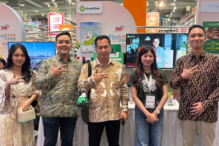 CEO KrediOne Kuseryansyah (tengah) dalam FinEXPO 2025 Surabaya