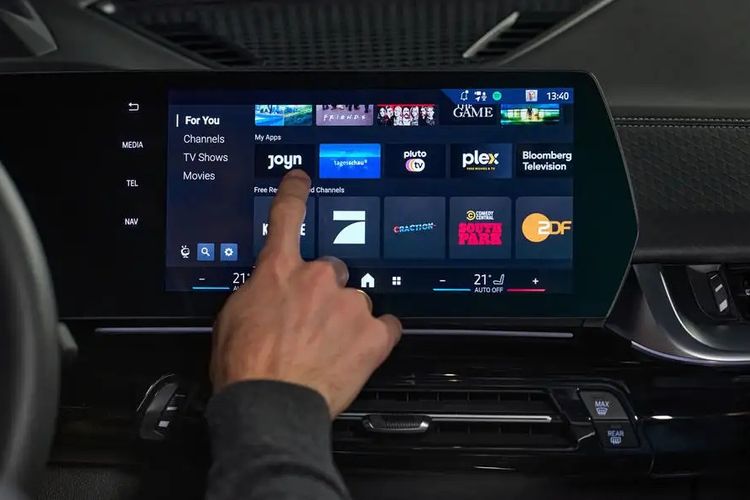 BMW perkenalkan teknologi terbarunya pada CES 2024, head unit yang terintegrasi dengan video gim