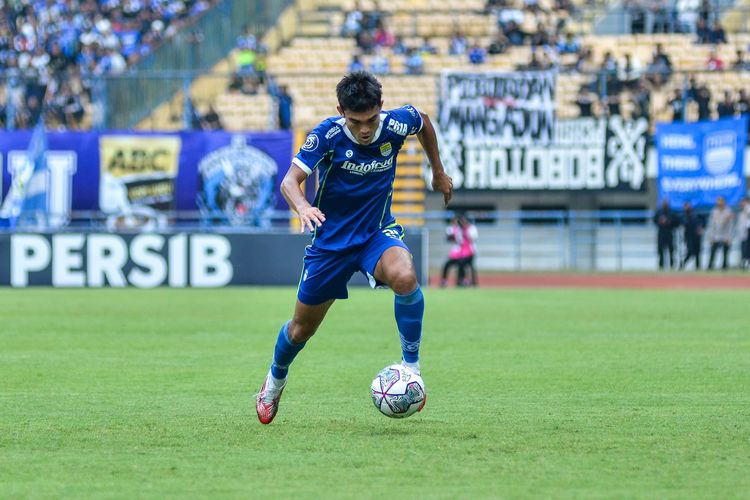 Wing back Persib Zalnando turun sebagai starter pada pertandingan pekan kedelapan Liga 1 2022-2023 melawan RANS Nusantara FC, Minggu (4/9/2022) di Stadion Gelora Bandung Lautan Api (GBLA).