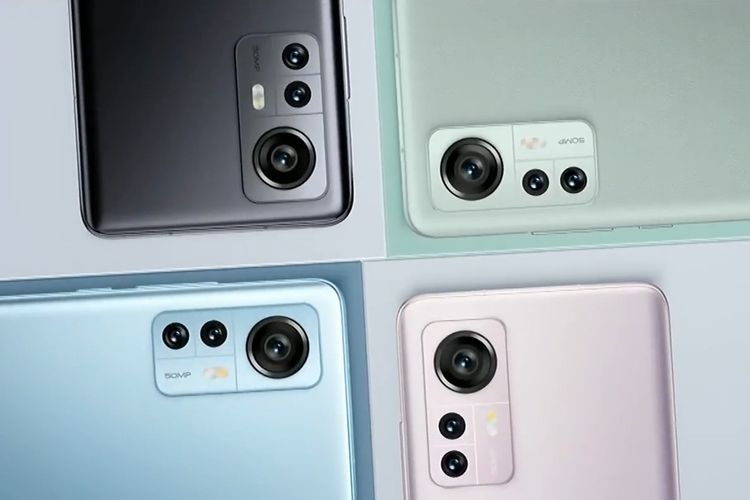 Ponsel flagship Xiaomi 12 hadir dalam empat pilihan warna yang terdiri dari Black, Blue, Pink, dan Special Green.