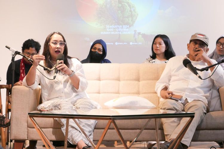 Kepala Tani dan Nelayan Center (TNC) IPB University, Prof. Hermanu Triwidodo, dan Yayasan Madani Berkelanjutan diwakili Nadia Hadad, dalam konferensi pers peluncuran inisiatif LaporIklim, pada Selasa (29/8/2024). 