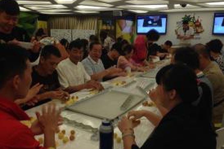 Sejumlah wisatawan dari Tiongkok mengikuti kegiatan DIY (do it yourself) pineapple cake di Vigor Kobo, produsen kue nanas di Taipei, Kamis (21/5/2015).