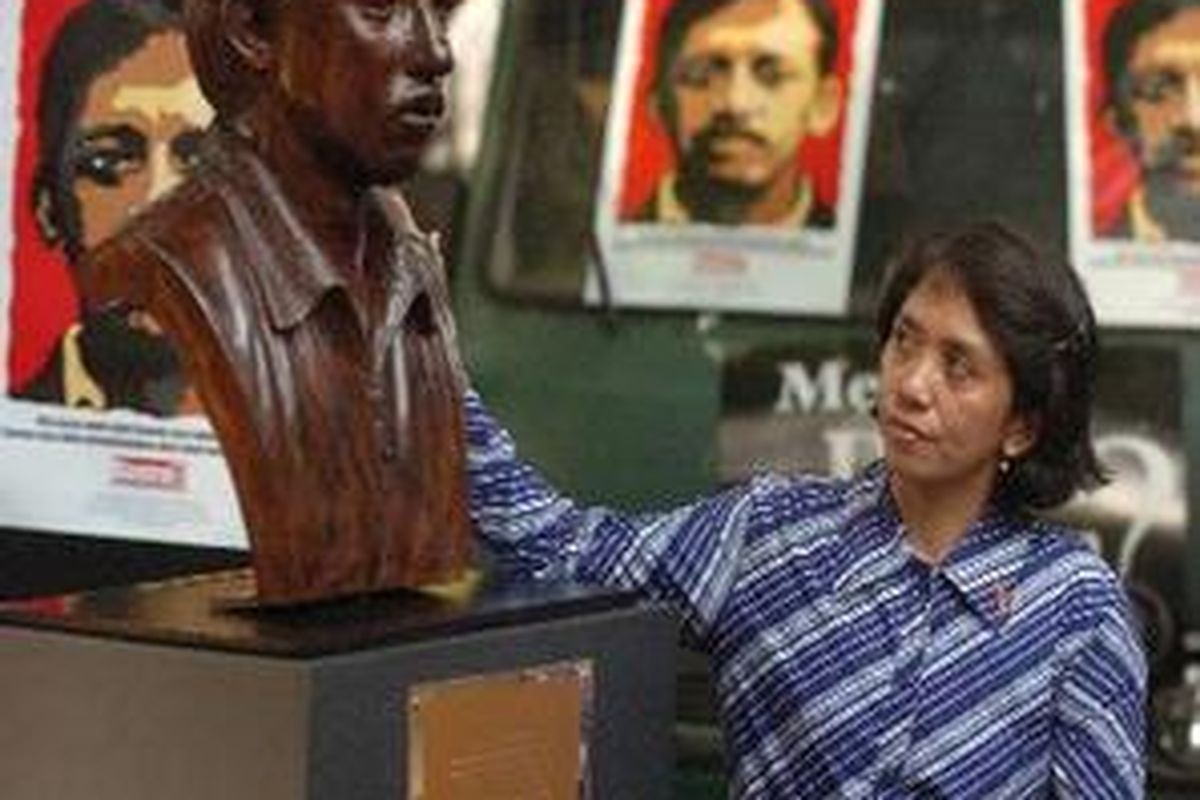 Suciwati, istri pejuang hak asasi manusia Munir, bersanding di samping patung Munir di halaman Gedung YLBHI Jakarta, Rabu (8/12/2007). 