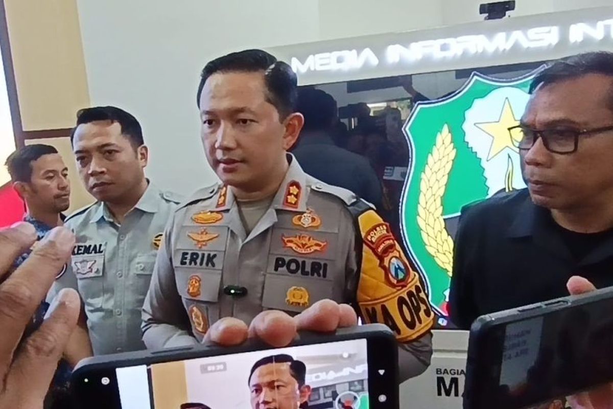 Kapolres Magetan AKBP Raden Erik Bangun Prakasa. Polres Magetan menangkap pelaku penganiayaan terhadap anak di bawah umur yang diduga pelaku pencurian velg di sebuah bengkel setelah videonya tersebar luas di masyarakat.