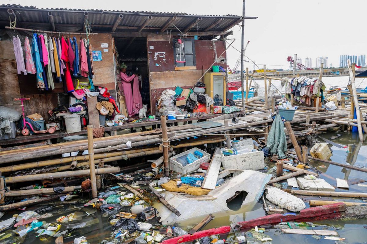 Warga beraktivitas di permukiman kumuh kampung nelayan Muara Baru, Penjaringan, Jakarta Utara, Sabtu (20/1/2018).