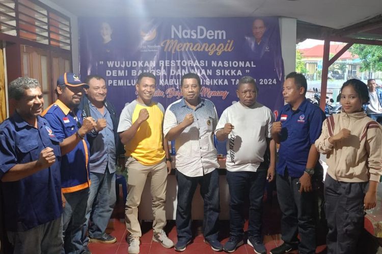 Yance Maring mengenakan baju kaos kuning saat mendaftar ke Partai Nasdem, Kabupaten Sikka