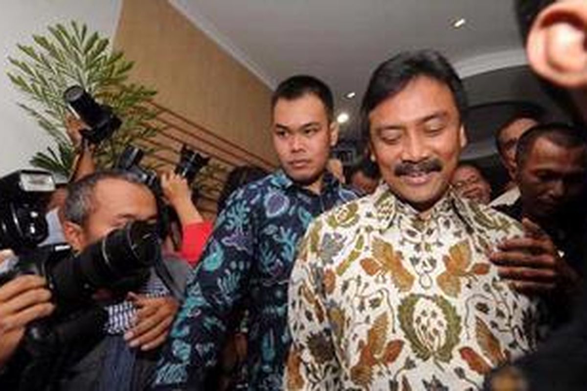 Menteri Pemuda dan Olahraga Andi Alfian Mallarangeng (tengah) saat mengumumkan pengunduran dirinya dari jabatan Menteri Pemuda dan Olahraga (Menpora) di Kantor Kemenpora, Jakarta, Jumat (7/12/2012). Andi Mallarangeng mundur setelah ditetapkan Komisi Pemberantasan Korupsi sebagai tersangka dalam kasus dugaan korupsi proyek kompleks olahraga terpadu di Hambalang.  