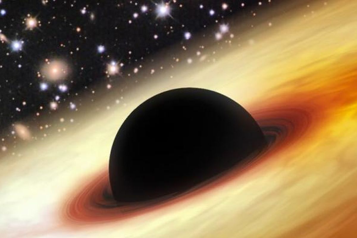Ilustrasi lubang hitam terbesar dari masa bayi alam semesta yang 12 miliar kali lebih masif dari Matahari beserta dengan kuasar maha terangnya. 