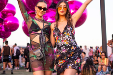 Tren Fashion Wanita di Coachella 2023, Double Denim hingga Sepatu Bot