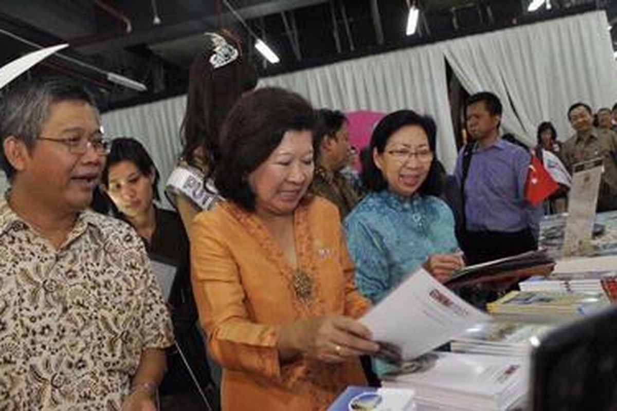 Menteri Pariwisata dan Ekonomi Kreatif Mari Elka Pangestu Kumpulkan Brosur di Kompas Travelmart