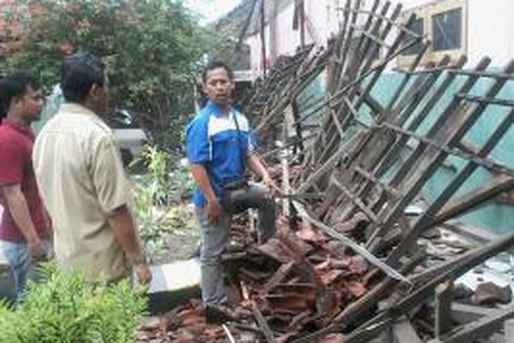 Tiga ruang di sekolah SDN 2 Gempol Kabuapten Pasuruan tidak bisa digunakan karena ambruk usai hujan deras,