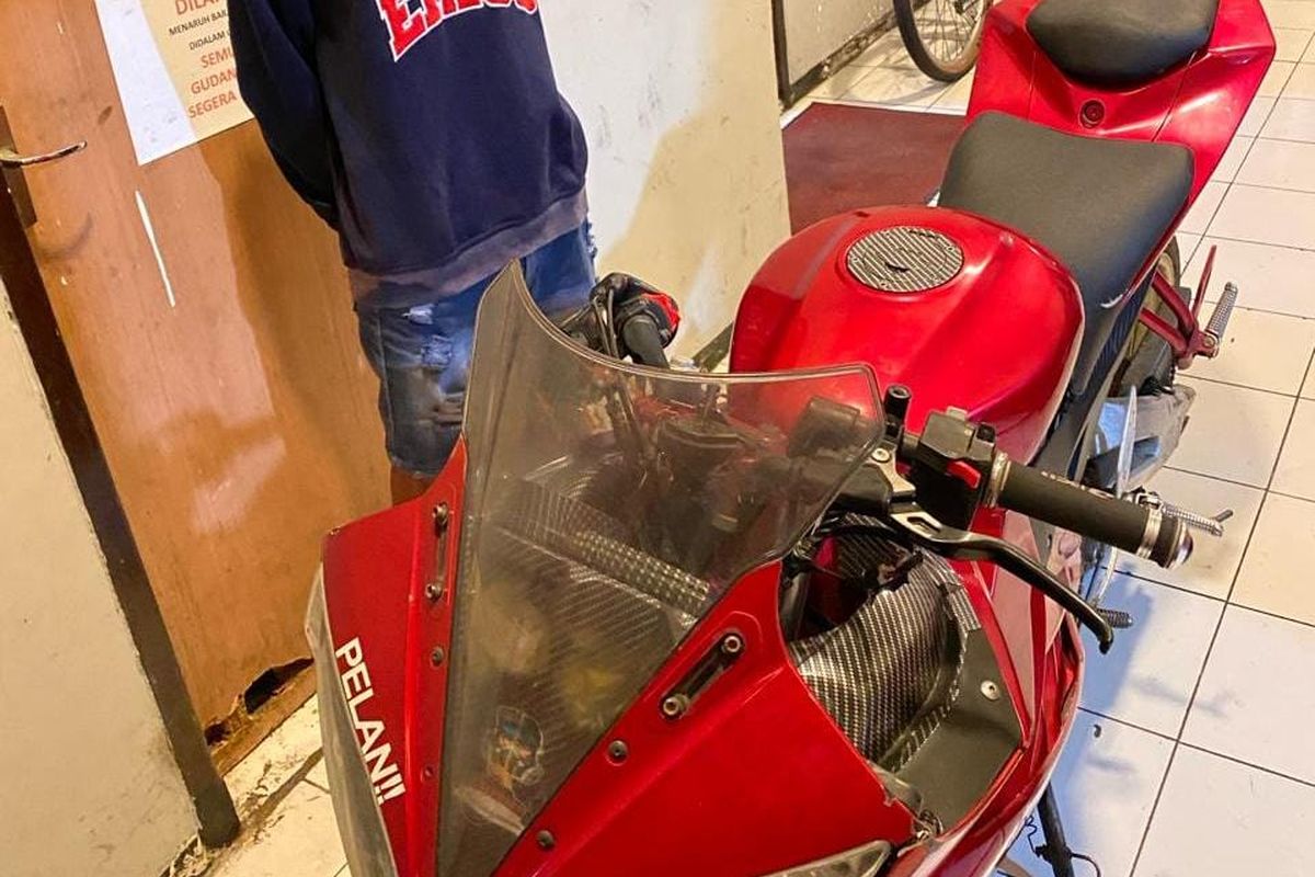 Sepeda motor Yamaha R 15 yang dicuri oleh seorang pemuda bernama Melkianus alias Eki milik temannya sendiri. 