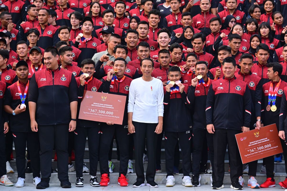 Timnas Hoki Indoor Putra Indonesia hadir pada acara pemberian bonus peraih medali SEA Games 2023 Kamboja yang berlangsung di halaman Istana Merdeka Jakarta, Senin (5/6/2023) sore.