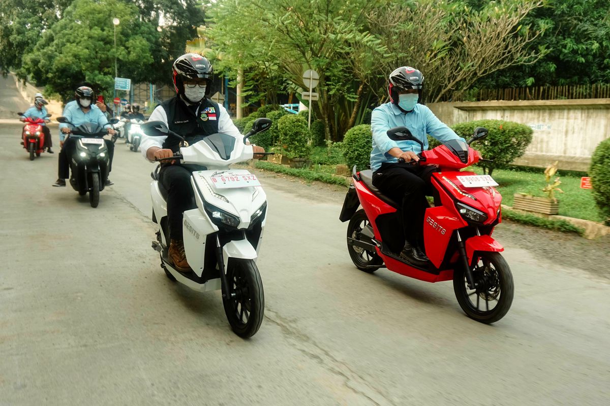 Gubernur Jawa Barat Ridwan Kamil mengunjungi pabrik motor listrik Gesits